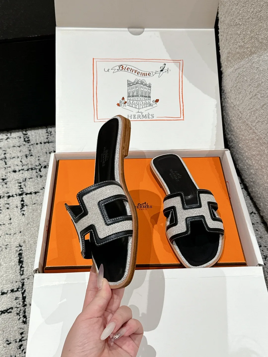💕💕Factory direct selling price p480💕💕 HERMES Hermès Oran series H classic slippers flat slippers 2025 spring and summer latest color matching family portrait ❤️ Original development Purchasing quality Integrated rhinestones, rivets, palm prints, graffiti, embroidery and other details make the simple H slippers new! Add more matching possibilities! The basic colors and this year’s hot new colors are all with your eyes closed. A must-have item for H fans in summer❤️Every color is beautiful ✔️Upper: cowhide/sheep/hot diamond/denim ✔️Foot: original sheepskin ✔️Sole: Italian A-grade double-layer leather outsole ✔️Size: #35-42 (40.41.42 custom-made, non-refundable)